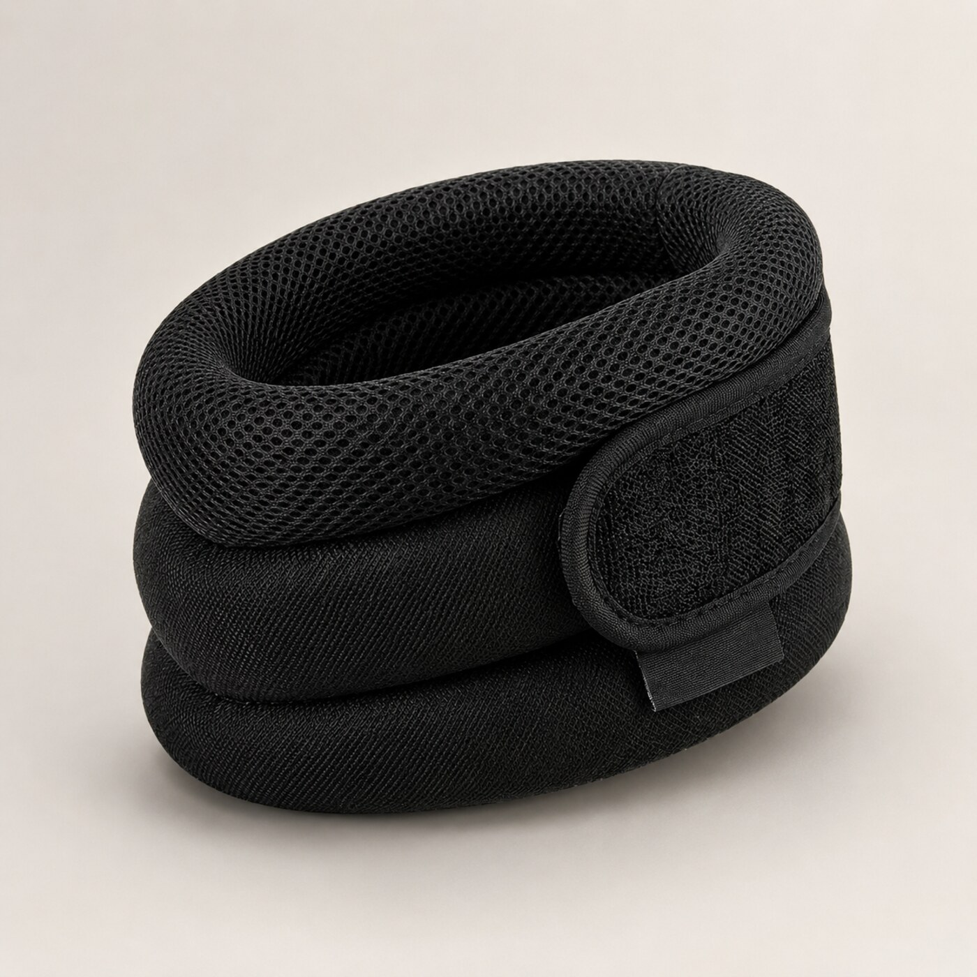 Suporte cervical preto em malha respirável